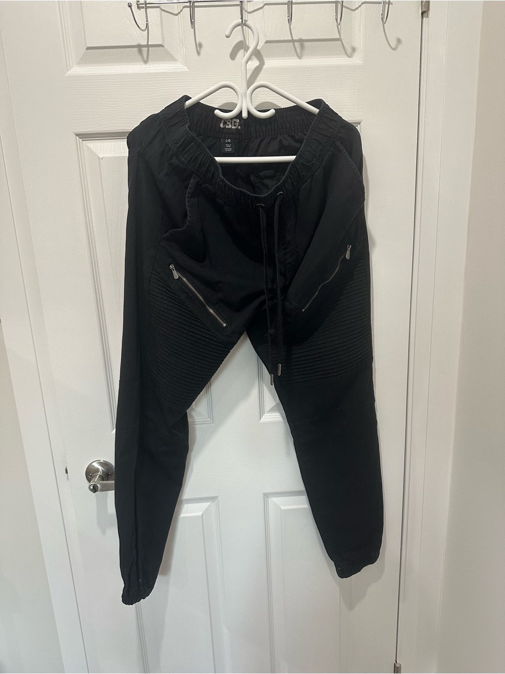 Men's Black Cargo Jogger Pants with Ribbed Knee and Zip Pockets